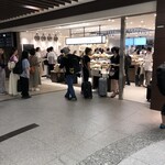 BURDIGALA TOKYO - レジに並ぶ行列！イートインとテイクアウトのお客さんが入り乱れ状態！