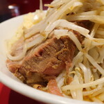 ラーメン二郎 - 豚の厚み