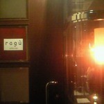 Ragu - 扉にお店の名前がかけてあります