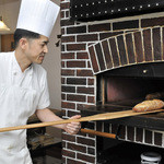 バッケンハイム ボルガ - パンの仕上がりを決める“焼き”の作業。何年経っても熱との真剣勝負には気が抜けません。