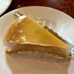 カフェ･ケストナー - チーズケーキ。レモンのグレーズが酸っぱくて美味！