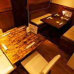 Yozakura Roketto - テーブル席は貸切りもOK。奥まった落ちついた空間です。