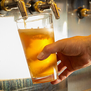 Approximately 30 types of draft craft beers from Japan and around the world are available daily.