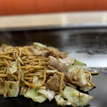 Okonomiyaki Chiyo - 焼きそばもいい色に焼けてます