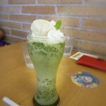 藤子・Ｆ・不二雄ミュージアムカフェ - ◆ドラえもん抹茶シェイク（800円）・・多分ホットケーキミックスで作った「どらえもん」が飾られています。 抹茶シェイク好きの娘は、気に入ったようですよ。