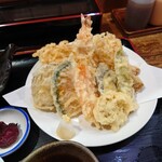 213587678 - ◯天ぷら
                      さつまいも、えのき✕2、玉ねぎ✕2、かぼちゃ、人参
                      茄子、れんこん、海老　となる。
                      
                      これは一品のみの天ぷら定食だけだったとしても
                      もの凄い量だねえ❕