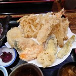 213587683 - このお店の他のおかずに比べても恐らく
                        この天ぷらの量はかなり多いみたい❕
                        
                        天つゆを使って食べてみると
                        兎に角カラッと揚がってて熱々。
                        美味しい味わいだった。