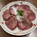 秋葉原 炭火焼肉 たん清 - 上タン塩：厚いけど柔らかくて脂がのっていました