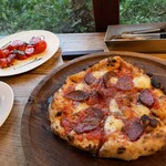山岡ピザ - 左上：生駒山トマトのサラダ　　右下：イタリアンサラミのピッツァ
