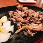 ジナンボウ - 宮崎地鶏の備長炭黒塩焼き　岩塩とか柚子胡椒をつけて食べるよ　地鶏にしては柔らかめで食べやすい