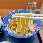 肉煮干中華そば 鈴木ラーメン店 - 麺は全粒粉入りの自家製太麺