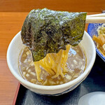 肉煮干中華そば 鈴木ラーメン店 - スープに浸して麺を包んでいただきます