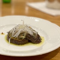 La Stalla - 上の魚はサッパリ食感よくて、その下に煮詰めた強い味の魚がいて、オリーブオイルしみた茄子！！ 酒めっちゃ進むわー！！うめー！