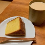 森のらくだ - ここのところ毎回テイクアウトしているレモンパウンドケーキ、控えめな甘酸っぱさでしっとりしていて絶品です。