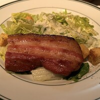ウルフギャング・ステーキハウス 六本木 - CAESAR SALAD with SIZZLING BACON シーザーサラダ シズリングベーコン添え
