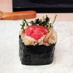 鮨 冨味 - 海葡萄入りトロタク巻き