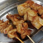 もつ焼き丸昌 - 串 3種 （左2本不明・右2本アブラ）