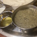 タカリ バンチャ ガル - 左からヨーグルト、ギー、ダール