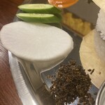 タカリ バンチャ ガル - 上からゴルベラコアチャール、ネパールサラダ、グンドゥルック。
      このグンドゥルックがマタ狂気のウマさ。