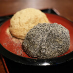 甘味 おかめ - 煎茶・おはぎ(2ヶ付)セット 940円 のきな粉、黒ごまのおはぎ