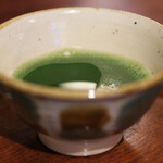 Okame Koujimachi - 煎茶・おはぎ(2ヶ付)セット 940円 の抹茶