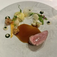 ドミニク・ブシェ トーキョー - ⑦仔牛のロースト、タイム香るソース、鶏肉ムースキャベツロール、花びらのフリット、ポムスフレ、玉ねぎチップス