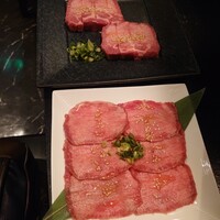老舗精肉店直送 千種焼肉 飛騨牛の奴隷 千種店 - 特選厚切りタン塩と特選タン塩