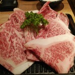 肉と日本酒いぶり - 見事なサシっぷりの仙台牛サーロイン！(〃∇〃)２人前で320ｇってとこ