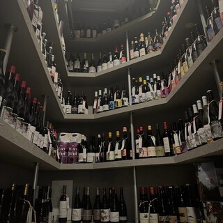 我們銷售來自西班牙的 300 多種天然葡萄酒。
