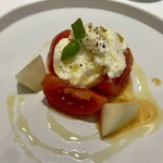 Ristorante Ecru - トマトと桃 プラッターチーズのカプレーゼ