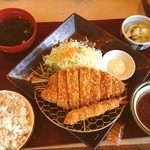 Tonkatsu Katsugen - まんぷくセット ¥950
      (ロースかつ、海老フライ、キャベツのせんぎり、漬物、磯汁、麦飯)
      