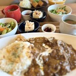 肉の八十二食堂 - 牛すじカレー（大盛り）