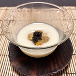 御料理 寺沢 - アイスクリームコーンの摺り流しに生海胆とキャビア
