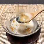 御料理 寺沢 - アイスクリームコーンの摺り流しに生海胆とキャビア