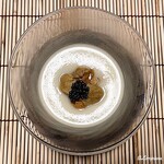 御料理 寺沢 - アイスクリームコーンの摺り流しに生海胆とキャビア