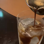 バー リーファー - 氷水にエスプレッソを注ぎます。Instagram引用