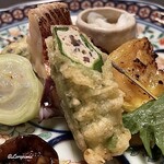 御料理 寺沢 - 帆立のすり身と香茸入りのオクラの天ぷら