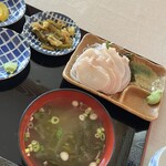 漁師の直売店 浜の母さん食事処 - お味噌汁と小鉢も付いています