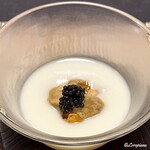 御料理 寺沢 - アイスクリームコーンの摺り流しに生海胆とキャビア