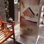 デルレイ - お店看板と店前のベンチ