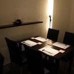 はるさあ - テーブル席もございます。ご友人、ご家族と一緒に素敵な料理をお楽しみください。