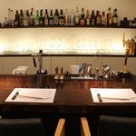 はるさあ - シックなカウンターで非日常的なひとときをお過ごしください。