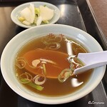 ラーメン北海 - 白菜の浅漬けと中華スープ