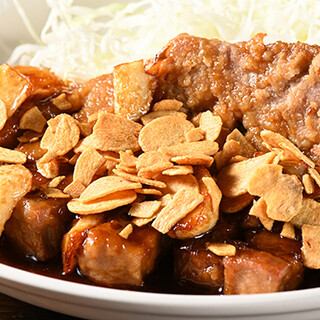 フルーティなソースで味わう「立川トンテキ」はボリューム満点！