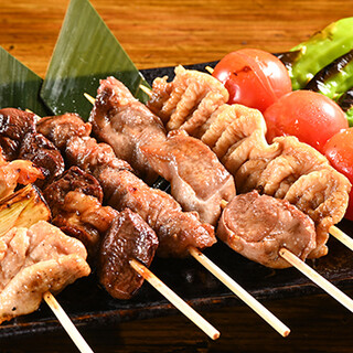 新宿の名店『宝来家』で修業したスタッフが丁寧に焼くもつ焼き