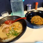 らー麺 こぶし - 豚骨 しお 830円(税込)
。チャーハン 400円(税込)。