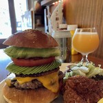 CANNONBALL DINER - 『Homemade  Bacon Cheese  Burger¥1,830』 『Avocado¥330』 『ポテトをサラダに変更¥0』 『Homemade Fried Chicken¥480』 『宇宙ブリューイング¥900』