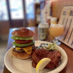 213633334 - 『Homemade  Bacon Cheese  Burger¥1,830』 『Avocado¥330』 『ポテトをサラダに変更¥0』 『Homemade Fried Chicken¥480』 『宇宙ブリューイング¥900』