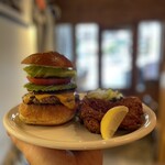 213633363 - 『Homemade  Bacon Cheese  Burger¥1,830』 『Avocado¥330』 『ポテトをサラダに変更¥0』 『Homemade Fried Chicken¥480』 『宇宙ブリューイング¥900』