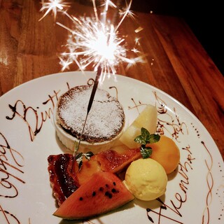 お祝いにぴったりなメッセージ付きデザートプレートをご用意♪